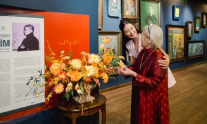 Three Generations of Miss Vietnam Ngoc Han's Family Attend Art Exhibition - image 3