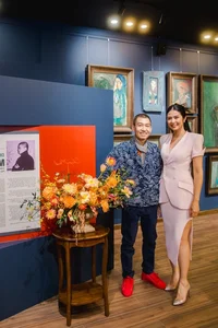 Three Generations of Miss Vietnam Ngoc Han's Family Attend Art Exhibition - image 5