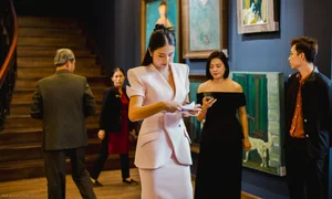 Three Generations of Miss Vietnam Ngoc Han's Family Attend Art Exhibition - image 4