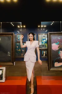 Three Generations of Miss Vietnam Ngoc Han's Family Attend Art Exhibition - image 7