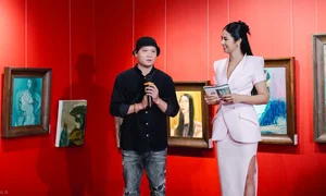 Three Generations of Miss Vietnam Ngoc Han's Family Attend Art Exhibition - image 6