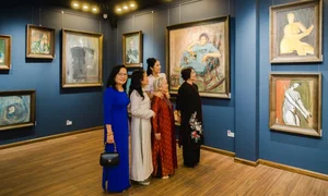 Three Generations of Miss Vietnam Ngoc Han's Family Attend Art Exhibition - image 2