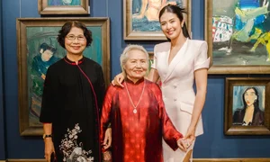 Three Generations of Miss Vietnam Ngoc Han's Family Attend Art Exhibition - image 8