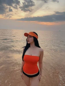 Bold and Beautiful: Si Thanh Showcases Her Stunning Style and Curves - image 2