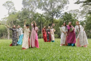 Celebrating Tet 2025: Vietnamese Beauties Showcase Elegance in Traditional Ao Dai Fashion Trends - image 2