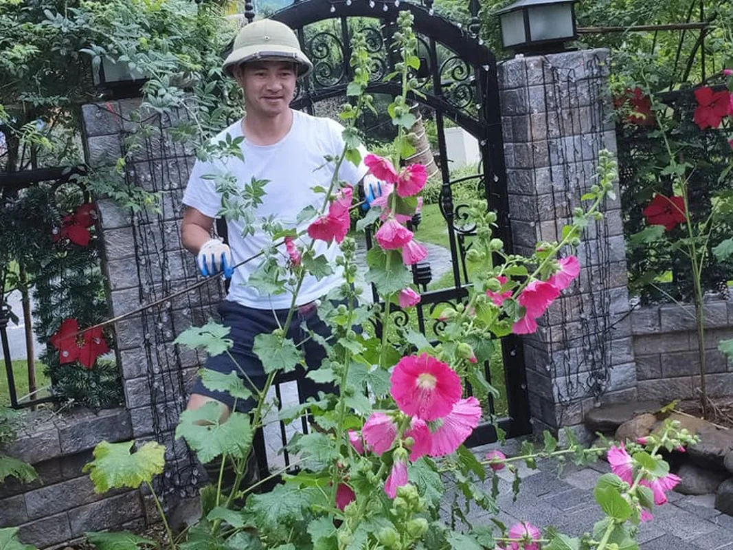 Inside Artist Xuan Bac's Peaceful Suburban Mansion in Hanoi
