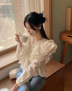 4 Essential White Tops Every Woman Needs for a Chic Spring and Summer Wardrobe - image 1