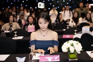 K-Pop Star Hyomin (T-ara) Stuns Fans with Chic, Elegant Fashion During Her Hanoi Visit - image 5