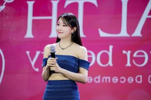K-Pop Star Hyomin (T-ara) Stuns Fans with Chic, Elegant Fashion During Her Hanoi Visit - image 3