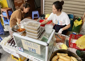 The 12,000 VND Banh Mi: A Culinary Treasure in the Heart of Hanoi Old Quarter - image 3