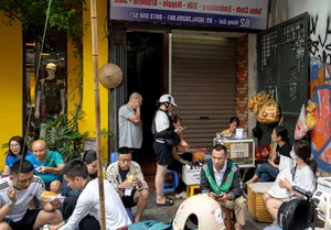The 12,000 VND Banh Mi: A Culinary Treasure in the Heart of Hanoi Old Quarter - image 5