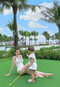 Cuong Do La and Dam Thu Trang Show Off Stylish New Ride - image 8