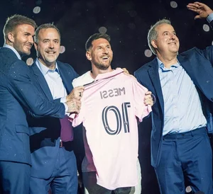 Antonela Roccuzzo Stuns US Fans: Messi's Wife Praised as Timeless Beauty - image 6