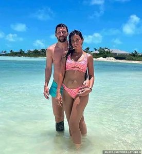 Antonela Roccuzzo Stuns US Fans: Messi's Wife Praised as Timeless Beauty - image 2