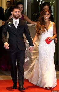 Antonela Roccuzzo Stuns US Fans: Messi's Wife Praised as Timeless Beauty - image 0
