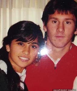 Antonela Roccuzzo Stuns US Fans: Messi's Wife Praised as Timeless Beauty - image 4