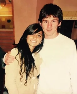 Antonela Roccuzzo Stuns US Fans: Messi's Wife Praised as Timeless Beauty - image 5