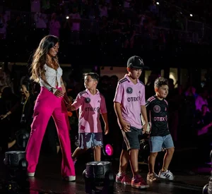 Antonela Roccuzzo Stuns US Fans: Messi's Wife Praised as Timeless Beauty - image 1