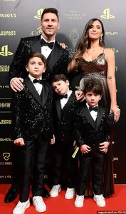 Antonela Roccuzzo Stuns US Fans: Messi's Wife Praised as Timeless Beauty - image 3