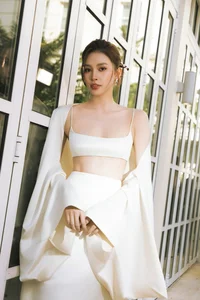 Miss Vietnam Tieu Vy Showcases Bold Style in Trendy Ultra-Crop Top - image 5