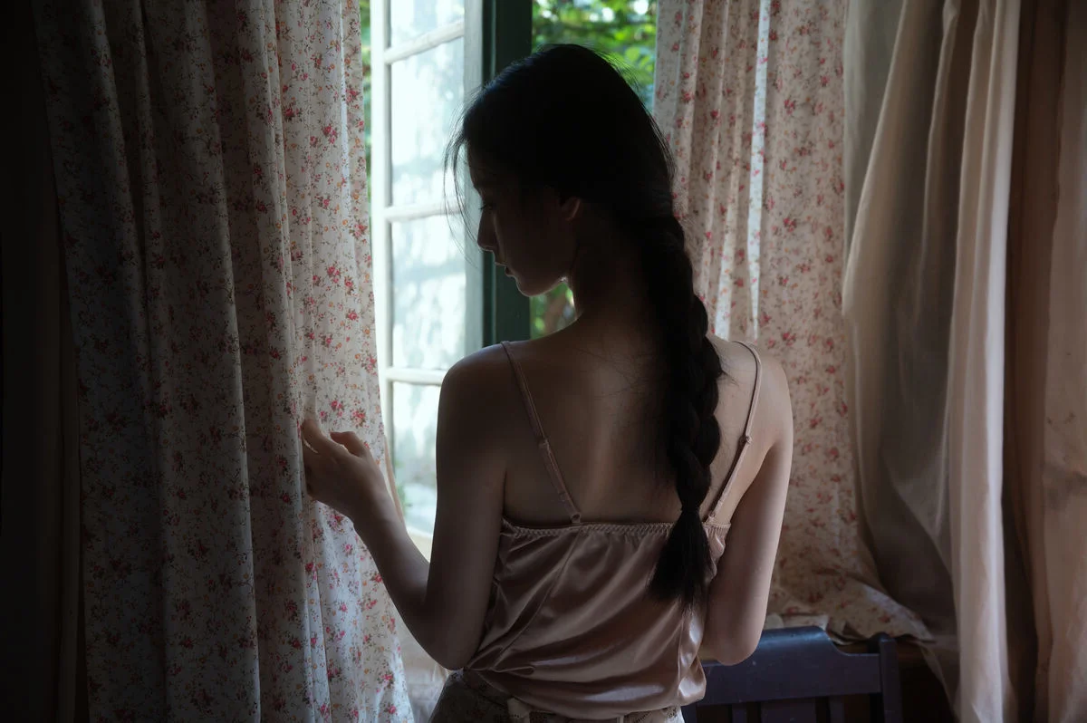 Cinematic Indoor Portraits: The Art of Stillness and Soft Light with Model Tree