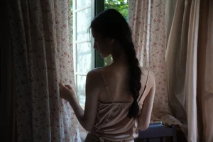 Cinematic Indoor Portraits: The Art of Stillness and Soft Light with Model Tree - image 0
