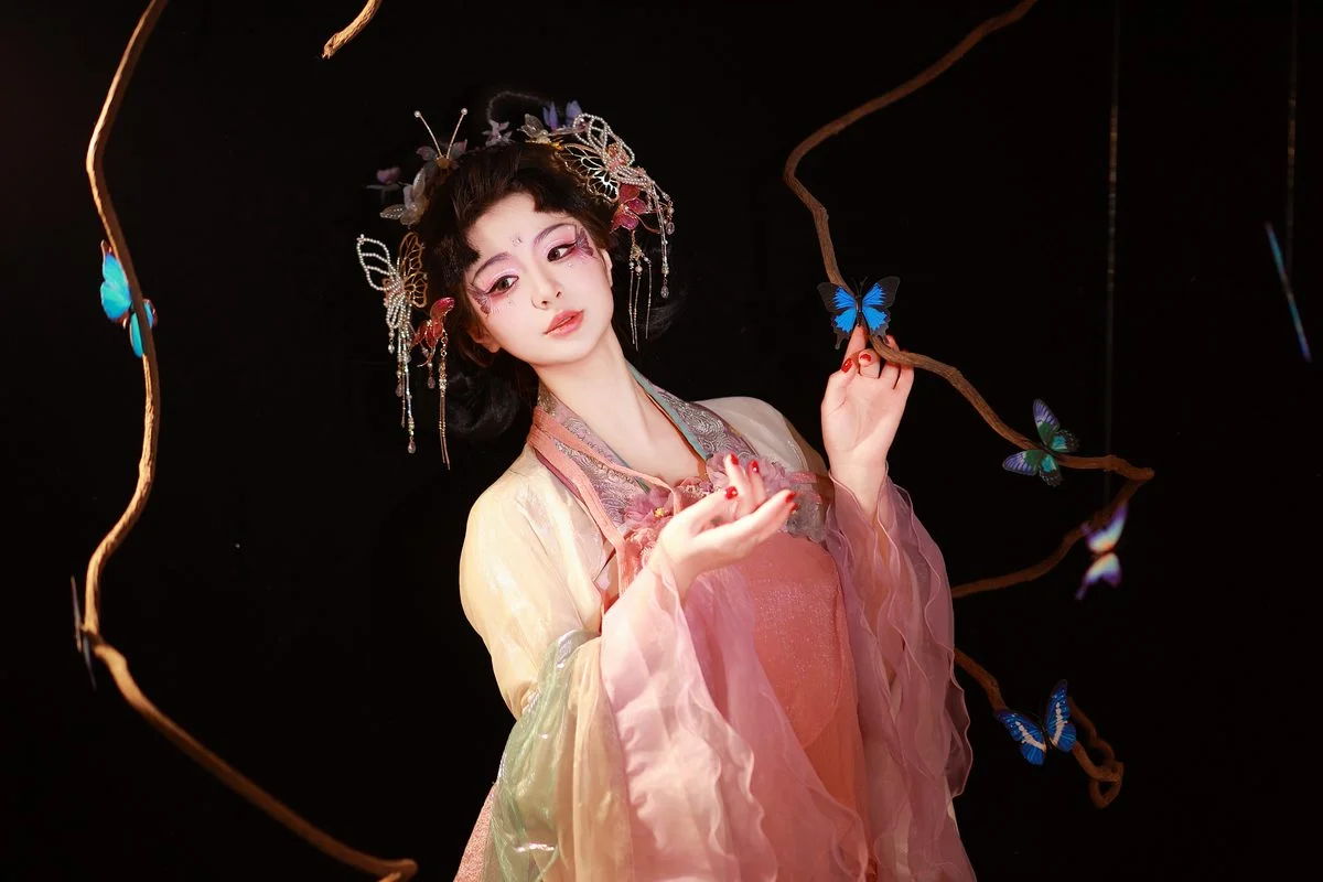Modern Aesthetics: A Deep Dive into Art Language Vol.5823 Featuring Bu Ke Ai De He He Miao