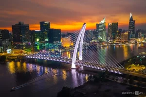 Ba Son Bridge Illuminates Ho Chi Minh City's Skyline - image 3