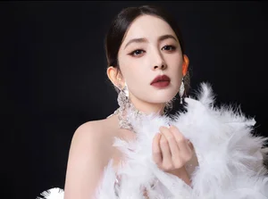 Guli Nazha Stuns on Red Carpet in Luxury Dress by Vietnamese Designer - image 1