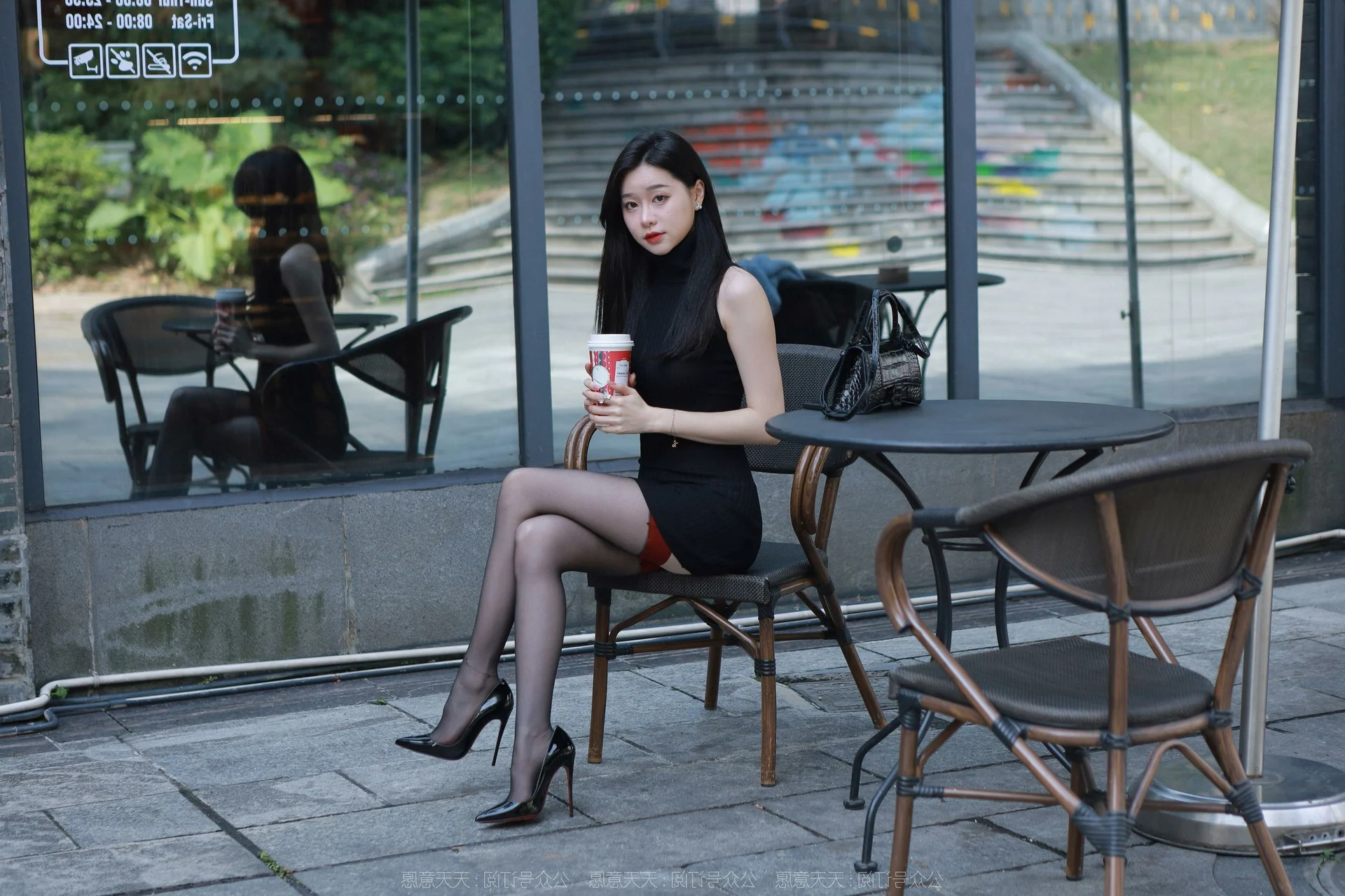 Jiaye Classic Red and Black Fashion Series IESS Photography