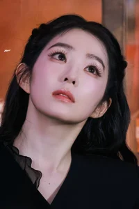 How Top Showbiz Stars Maintain Flawless Looks Under Raw Camera Lenses - image 0