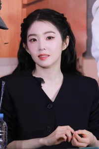 How Top Showbiz Stars Maintain Flawless Looks Under Raw Camera Lenses - image 7