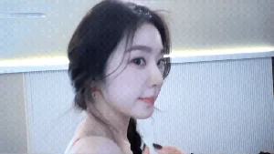 How Top Showbiz Stars Maintain Flawless Looks Under Raw Camera Lenses - image 6
