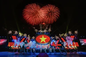 Sam Son Beach Tourism Season Kicks Off with Spectacular Fireworks and Crowds - image 0