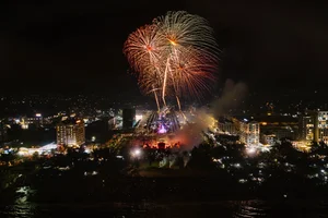 Sam Son Beach Tourism Season Kicks Off with Spectacular Fireworks and Crowds - image 8