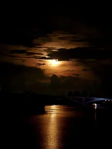 The 2024 Strawberry Supermoon: A Glowing Spectacle Over Vietnam - image 6