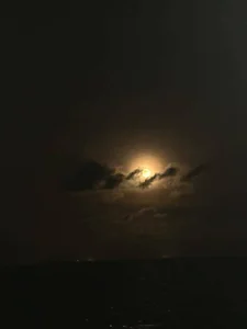 The 2024 Strawberry Supermoon: A Glowing Spectacle Over Vietnam - image 12