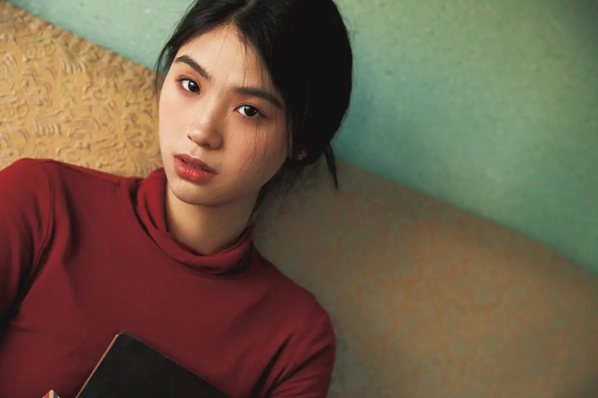 YiTuYu Vol.8622 He Zi: A Muse Bathed in Dreamy Golden Light