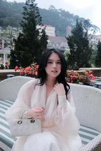 Ngo To Uyen: Footballer Thanh Chung's Wife Praised for Princess-Like Beauty - image 2