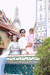 Stunning Red Carpet Maternity Style: Gao Nep Gao Te Star Radiates Confidence - image 0