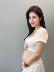 Stunning Red Carpet Maternity Style: Gao Nep Gao Te Star Radiates Confidence - image 5