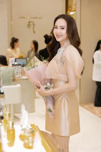 Vietnamese Celebrities Weekly: Huyen Lizzie Seeks Peace While Anh Vu Shares Moody Thoughts - image 15
