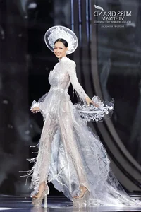 Terrifying Runway Mishaps and How Beauty Queens Handle Them - image 4