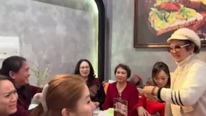 A Heartwarming Reunion: Singer Bang Kieu’s 83-Year-Old Mother Returns to Vietnam to Visit Her Beloved Grandson - image 6