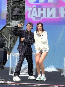 V-Pop Star Mono Wins Hearts with Humble Backstage Behavior and Fan Care - image 11