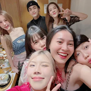 V-Pop Star Mono Wins Hearts with Humble Backstage Behavior and Fan Care - image 6