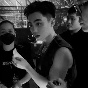 V-Pop Star Mono Wins Hearts with Humble Backstage Behavior and Fan Care - image 5