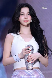 The Inspiring Beauty Who Raised 889 Billion VND and Earned a 'Most Beautiful Face' Nomination - image 0