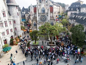Thousands of Tourists Flock to Ba Na Hills for Spectacular Views - image 1