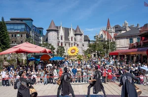 Thousands of Tourists Flock to Ba Na Hills for Spectacular Views - image 5